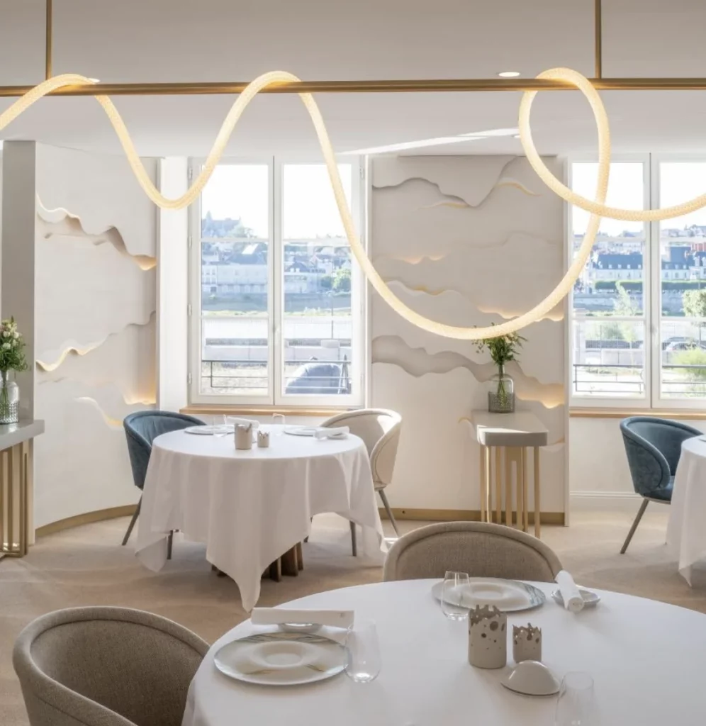 Aménagement intérieur du restaurant Fleur de Loire avec mobilier aux formes arrondies et éclairage design