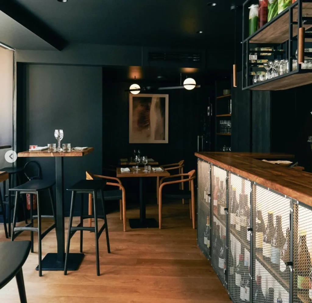 Aménagement intérieur du bistrot NELLU réalisé avec Contract Factory