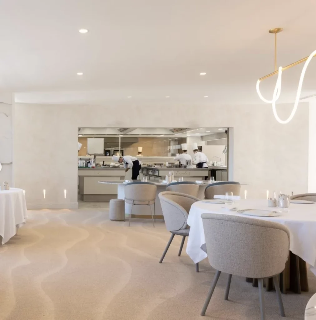 Décoration intérieure du restaurant Fleur de Loire avec mobilier professionnel