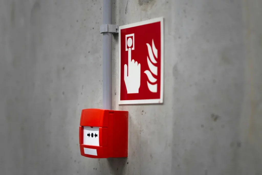 Rénovation d’hôtel : comprendre les normes de sécurité incendie et de décoration (matériaux M1/M2)